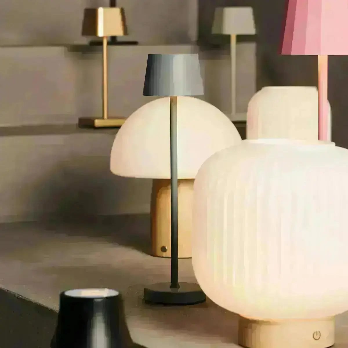 Combiset Professioneel | 4 x Wouter Flamingo Roze Oplaadbare Tafellampen & 1 x Amstel Oplaadstation