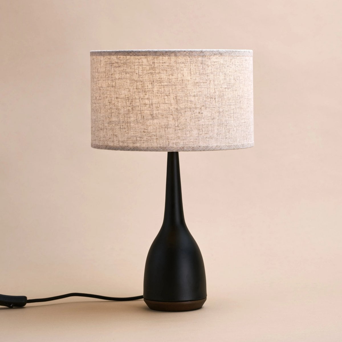 Jacob Zwarte Lamp | Beige Linnenmix Schaduw & Elegante Verlichting