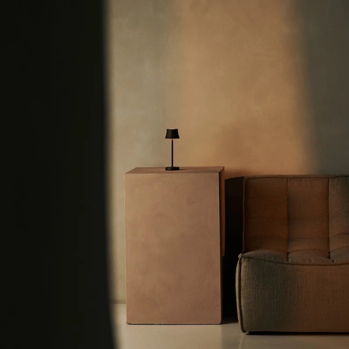 Combiset Professioneel | 4 x De Pijp Mini Mokka Bruin Oplaadbare Tafellampen & 1 x Amstel Oplaadstation