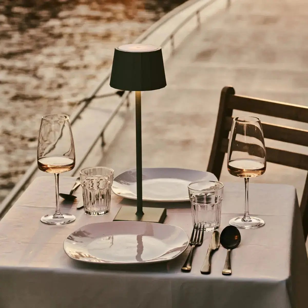 Combiset Professioneel | 4 x Wouter Saliegroene oplaadbare tafellampen en 1 x Amstel laadstation