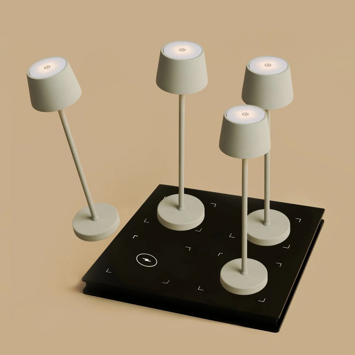 Combiset Professioneel | 4 x Vondel Mini Shadow Grey oplaadbare tafellampen en 1 x Amstel laadstation