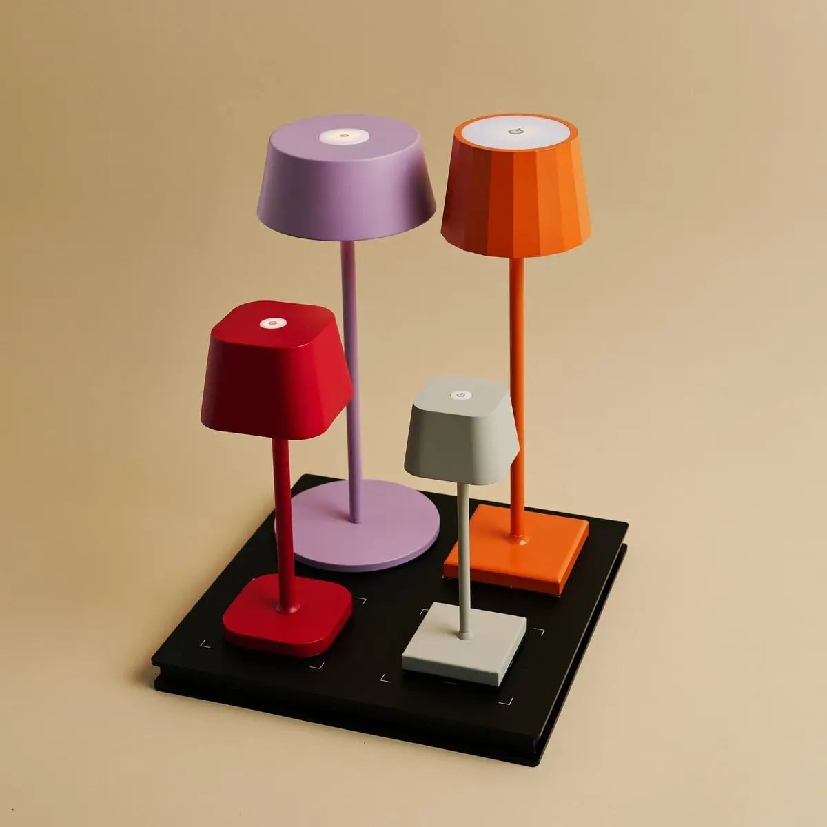 Combiset Professioneel | 4 x Wouter Mokkabruin Oplaadbare Tafellampen & 1 x Amstel Oplaadstation