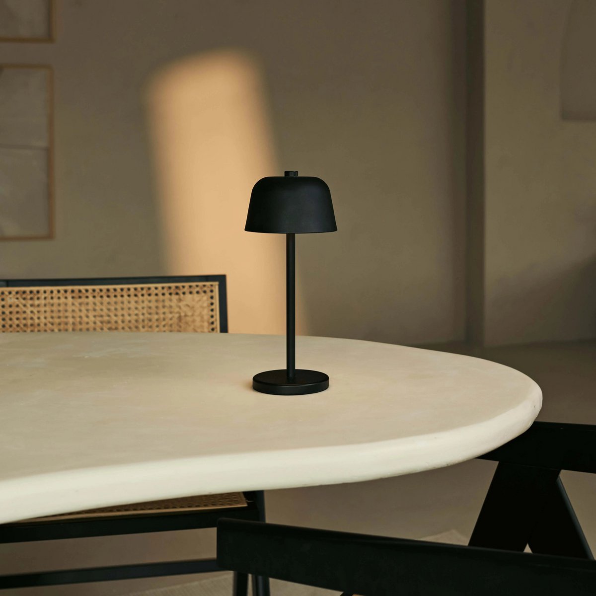 Anton Zwarte Oplaadbare Tafellamp | Stijlvolle en draadloze verlichting