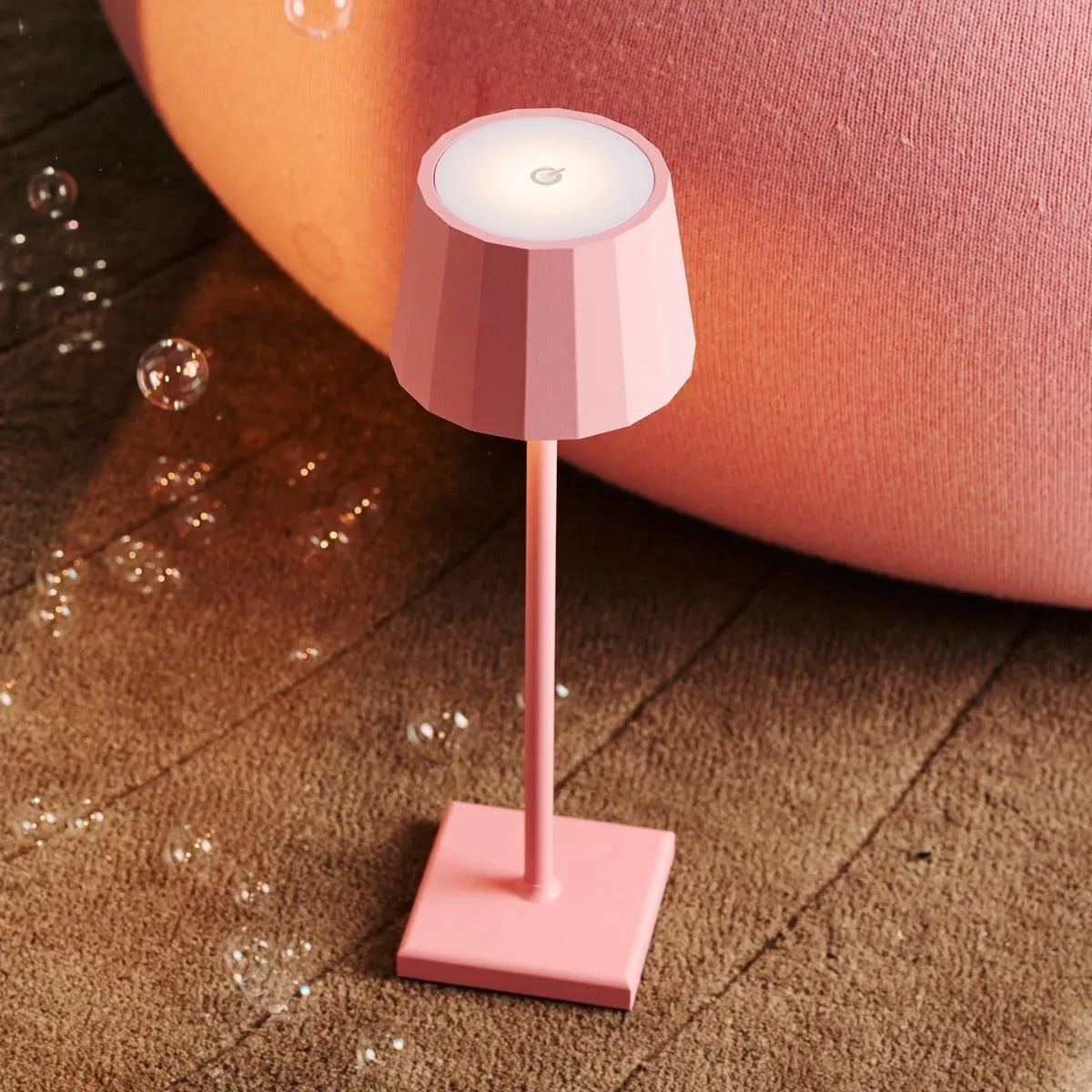 Wouter Flamingo Roze Oplaadbare Tafellamp | Draadloos opladen en batterijduur van 120 uur