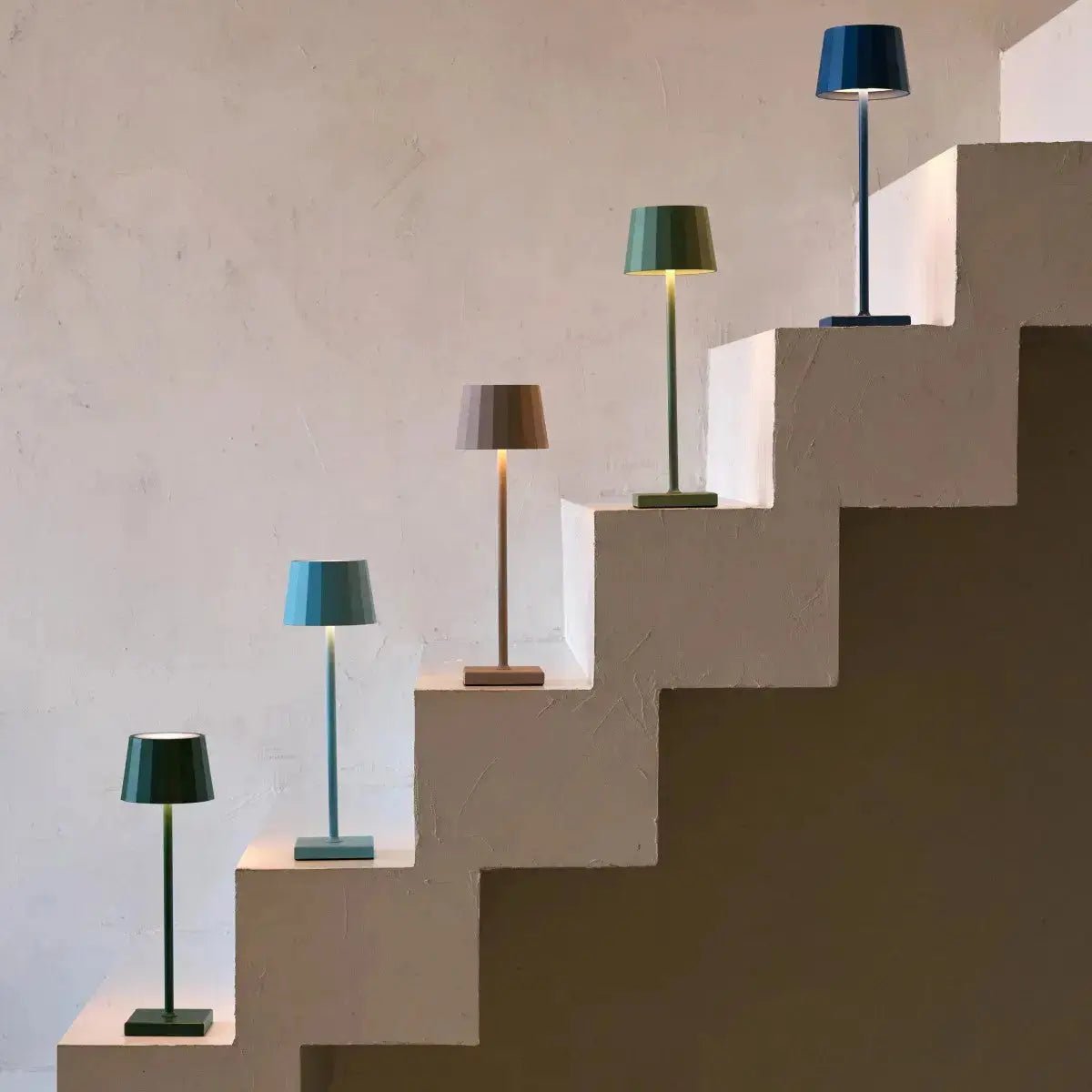 Combiset Professioneel | 4 x Wouter Saliegroene oplaadbare tafellampen en 1 x Amstel laadstation