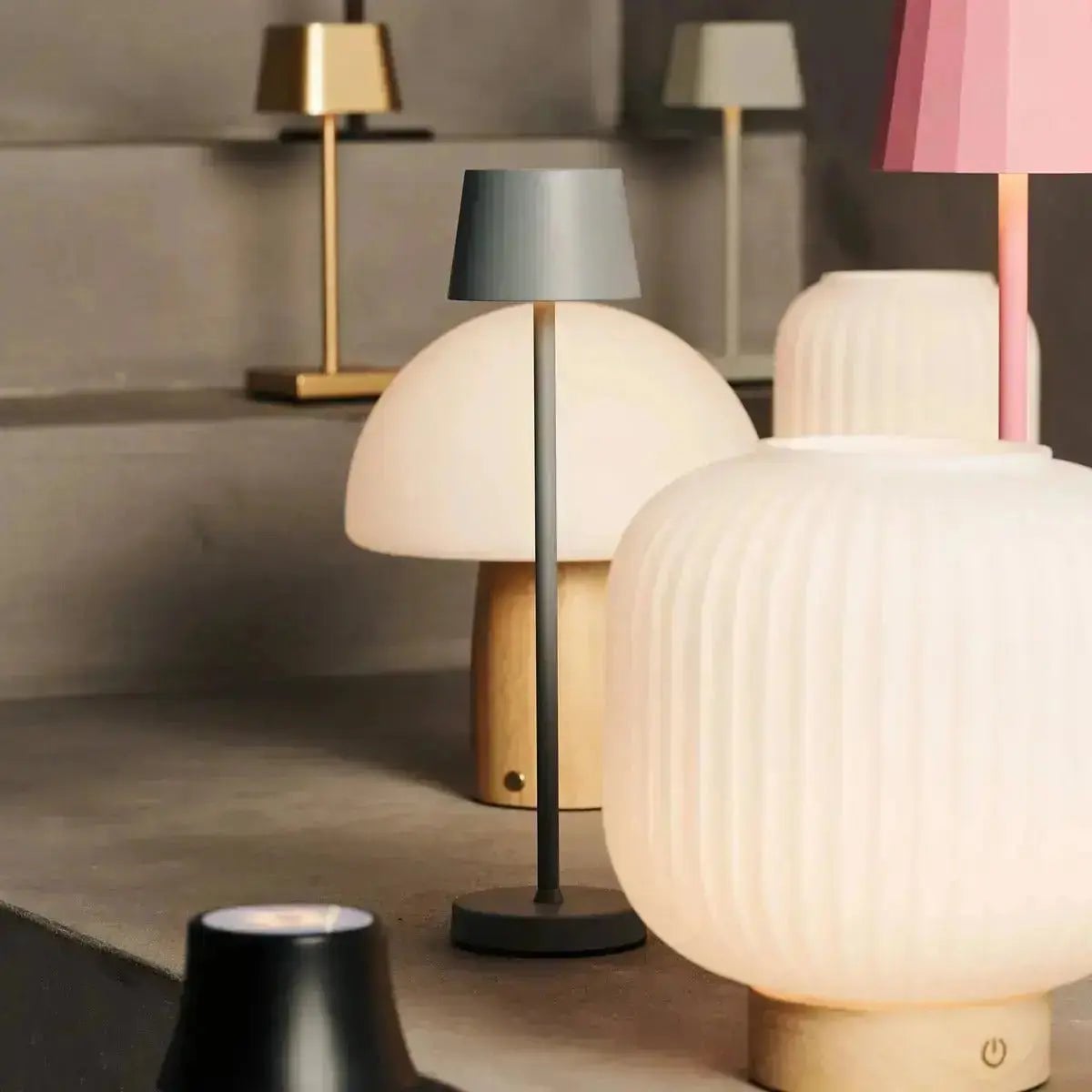 LYLA Unieke oplaadbare lamp - Frosted glas en houten basis, dimable, 3 lichte modi