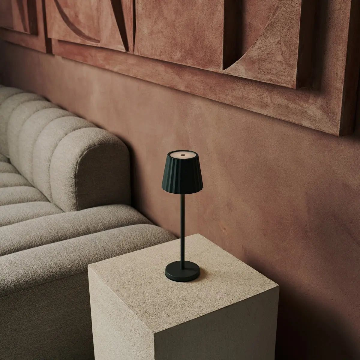 Maya Olijfgroene Geribbelde Tafellamp | 3 lichtmodi, oplaadbaar via laadstation