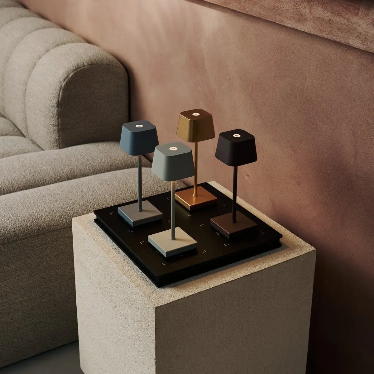 Sarphati Mini Goud Draadloze Tafellamp | Oplaadbaar via laadstation en 3 lichtmodi