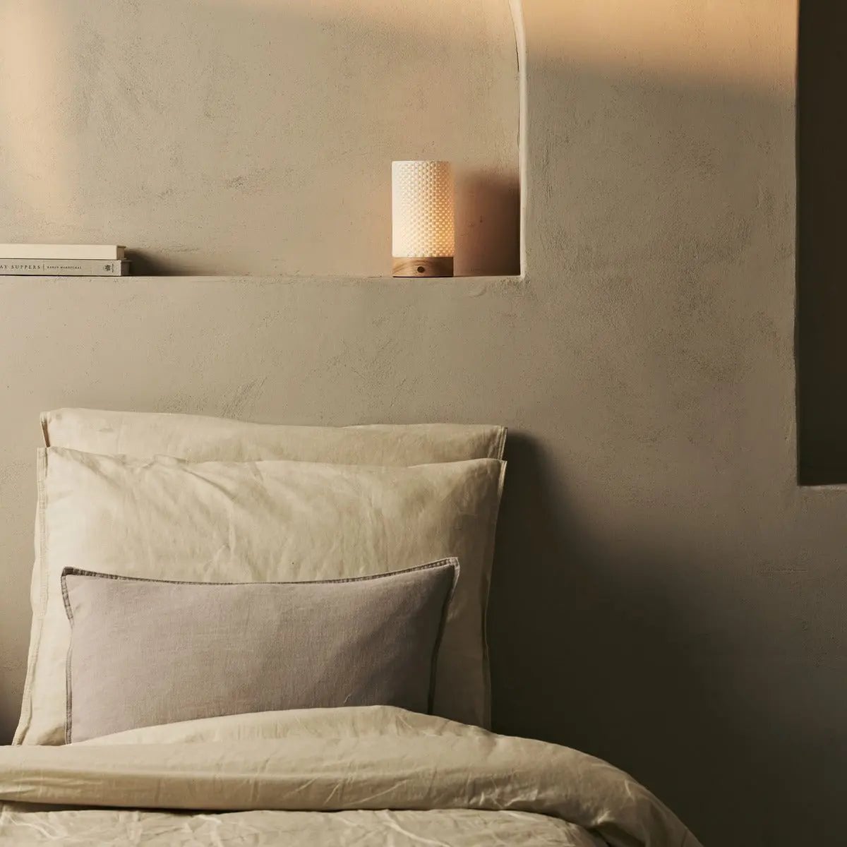 Luna Lichtbruine Houten Oplaadbare Tafellamp | 3D-geprint porselein, dimbaar en batterijduur tot 100 uur