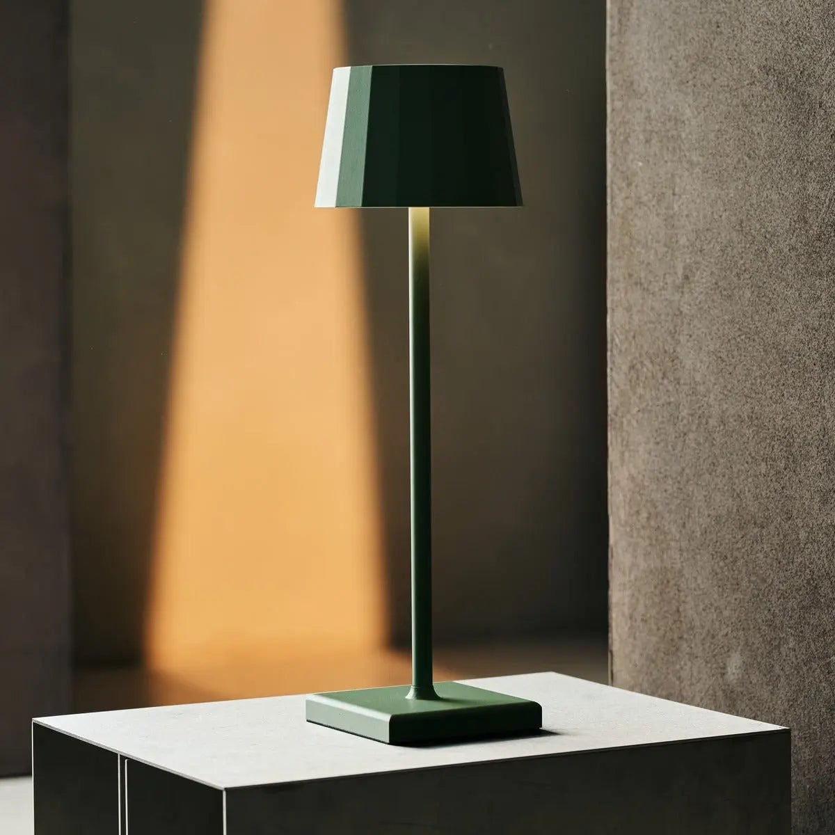 Combiset Professioneel | 8 x Wouter Sage Green oplaadbare tafellampen en 1 x Central Station laadstation