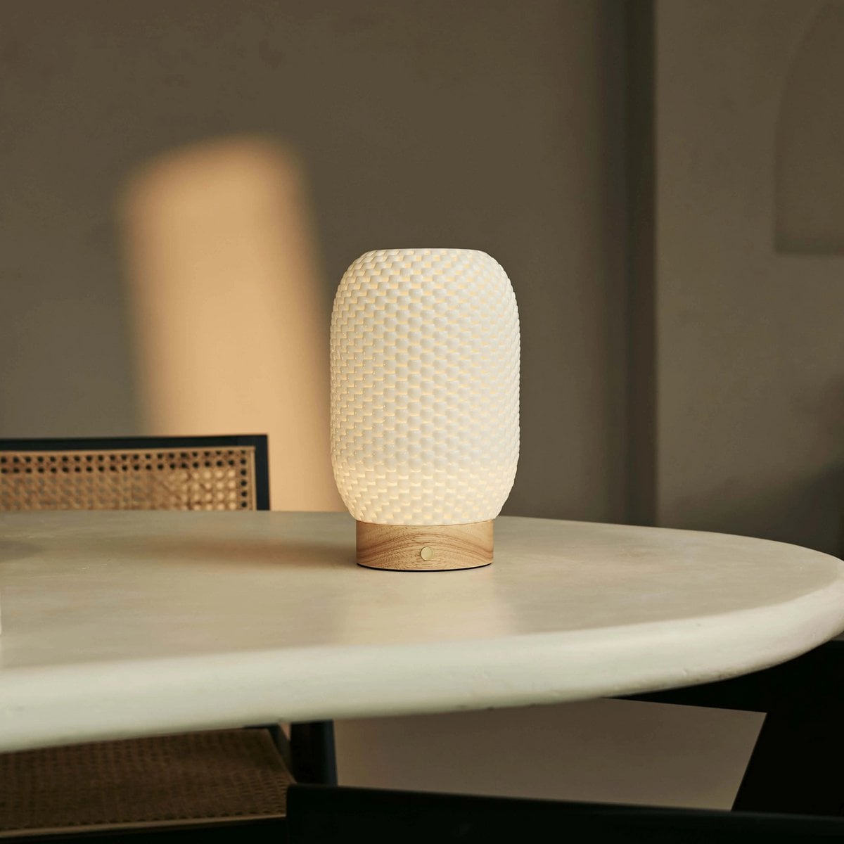 Aurora Lichtbruine Houten Snoerloze Tafellamp | 3D-geprint porselein, dimbaar en batterijduur tot 100 uur